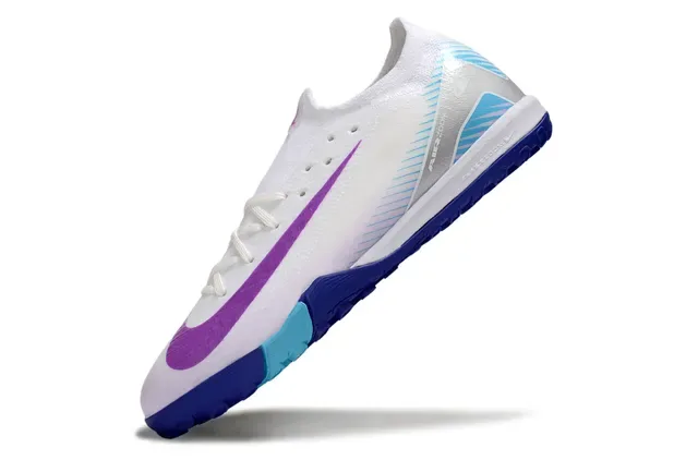 Nike Sapatos de futebol turf branco e roxo com upper knit e Swoosh iridescente 3