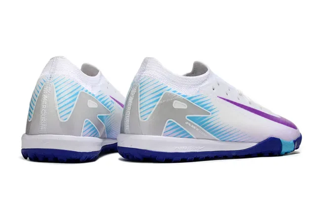 Nike Sapatos de futebol turf branco e roxo com upper knit e Swoosh iridescente 5
