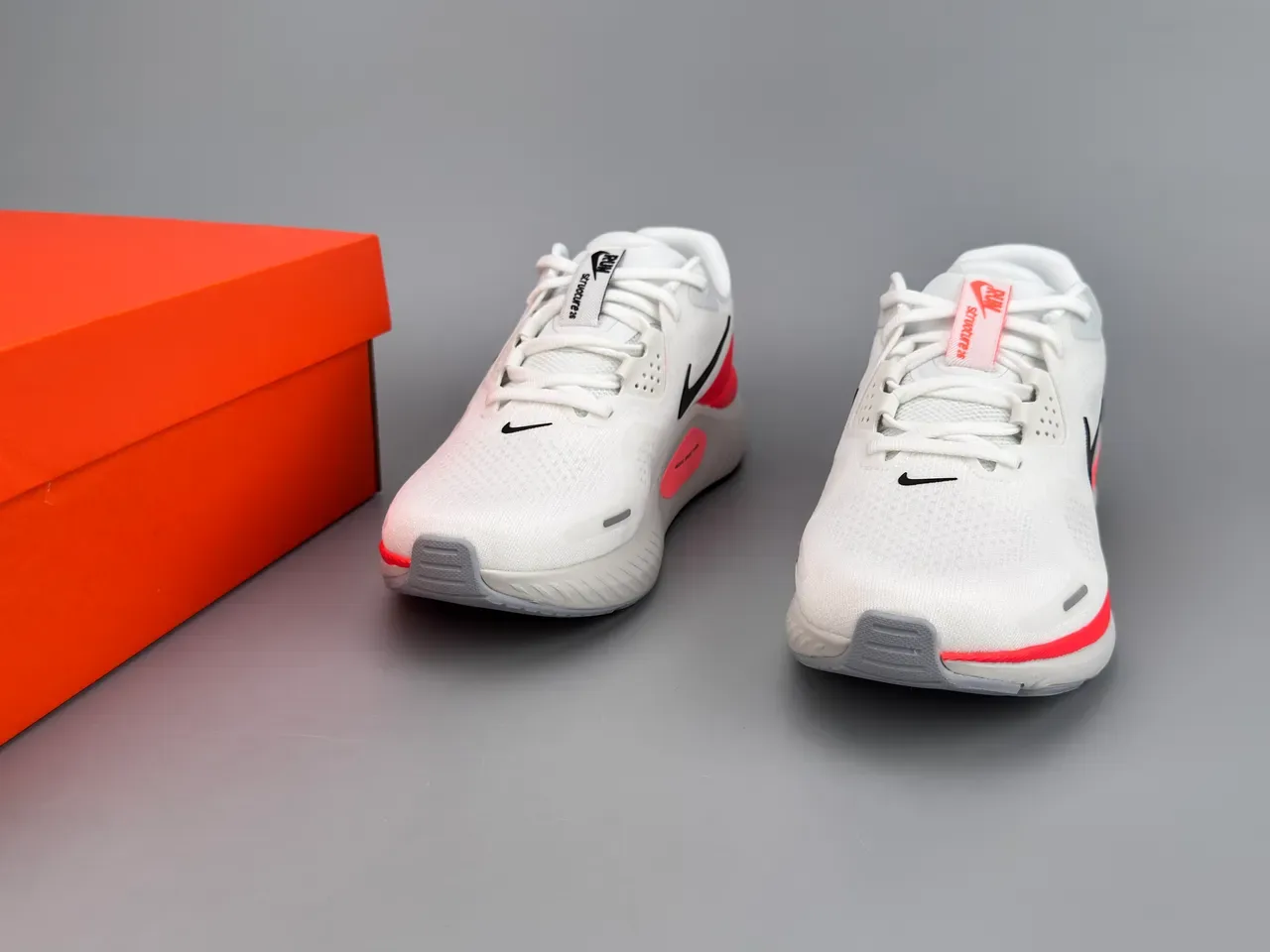 Chaussures de course Nike blanc rouge avec upper en mesh ingénierie Reactx technologie de semelle intermédiaire 3