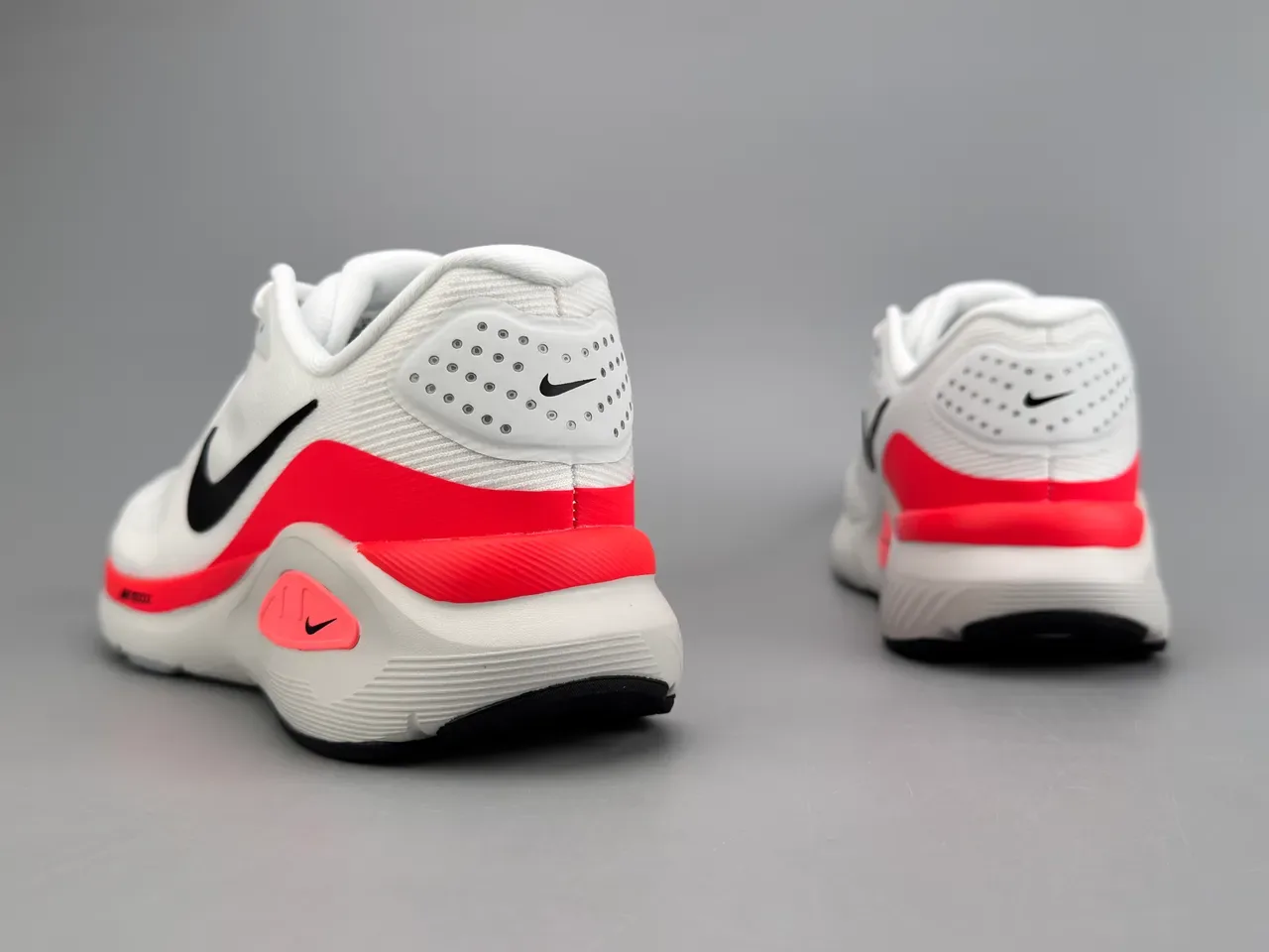 Chaussures de course Nike blanc rouge avec upper en mesh ingénierie Reactx technologie de semelle intermédiaire 4