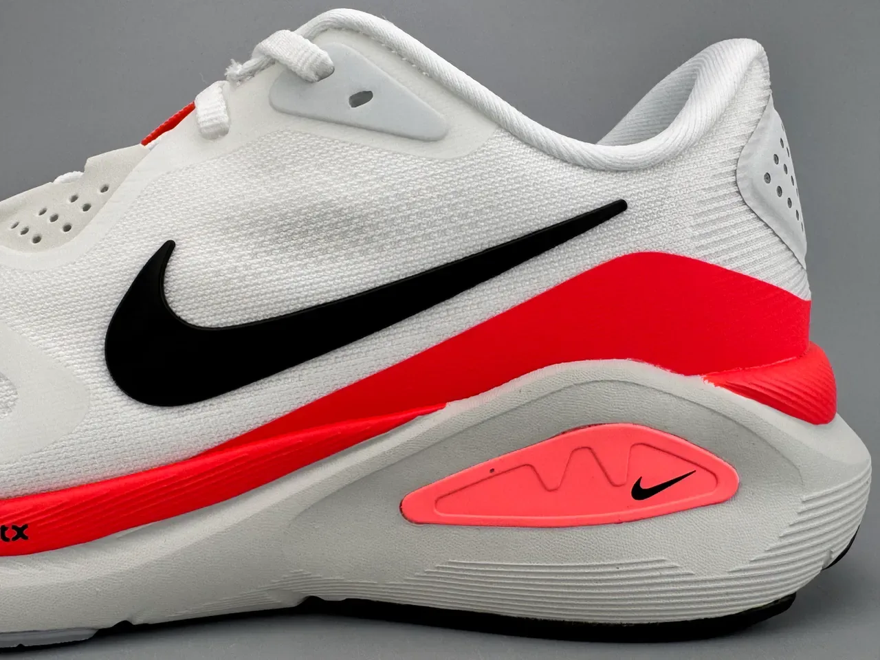 Chaussures de course Nike blanc rouge avec upper en mesh ingénierie Reactx technologie de semelle intermédiaire 5