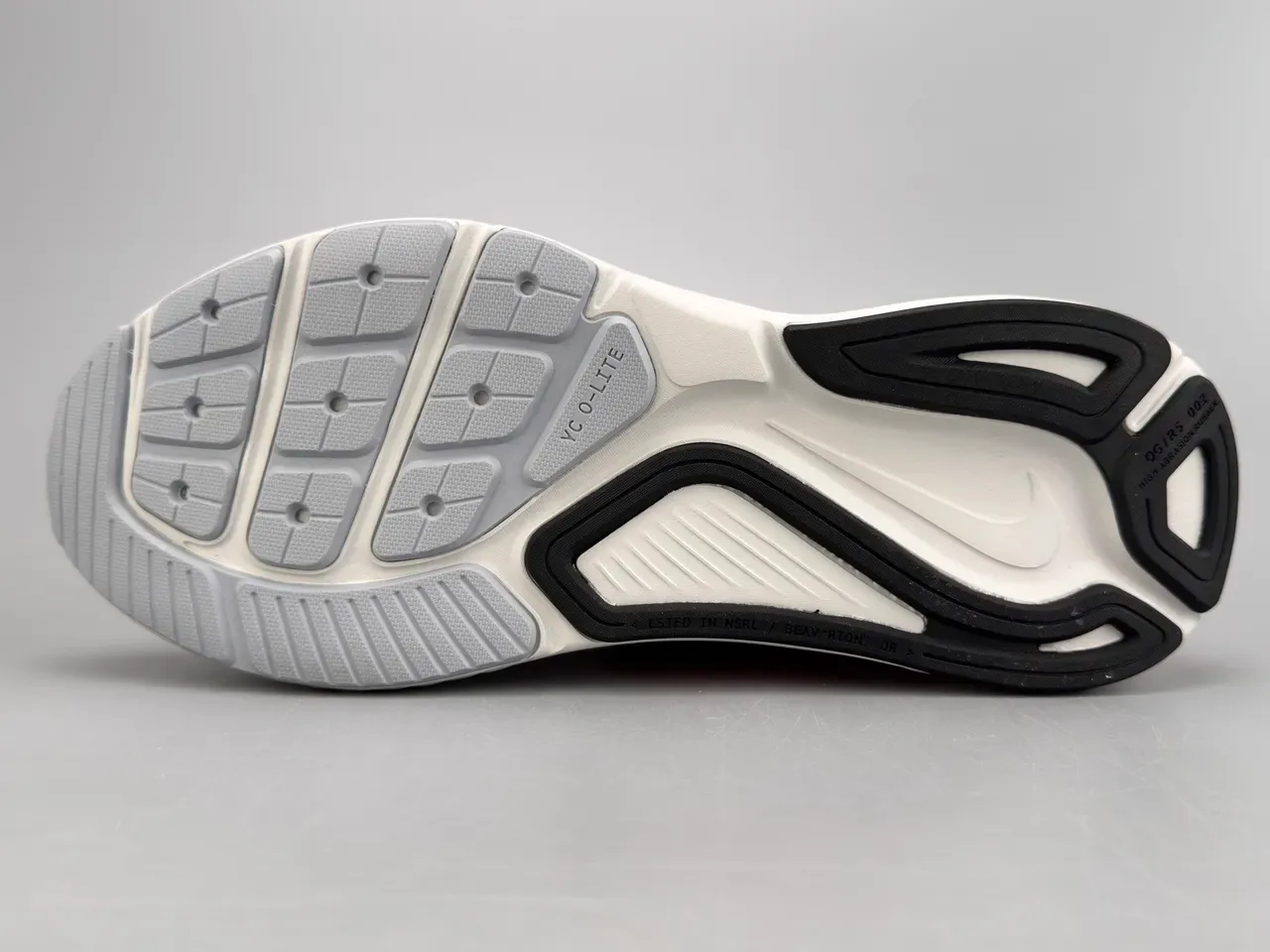 Chaussures de course Nike blanc rouge avec upper en mesh ingénierie Reactx technologie de semelle intermédiaire 8