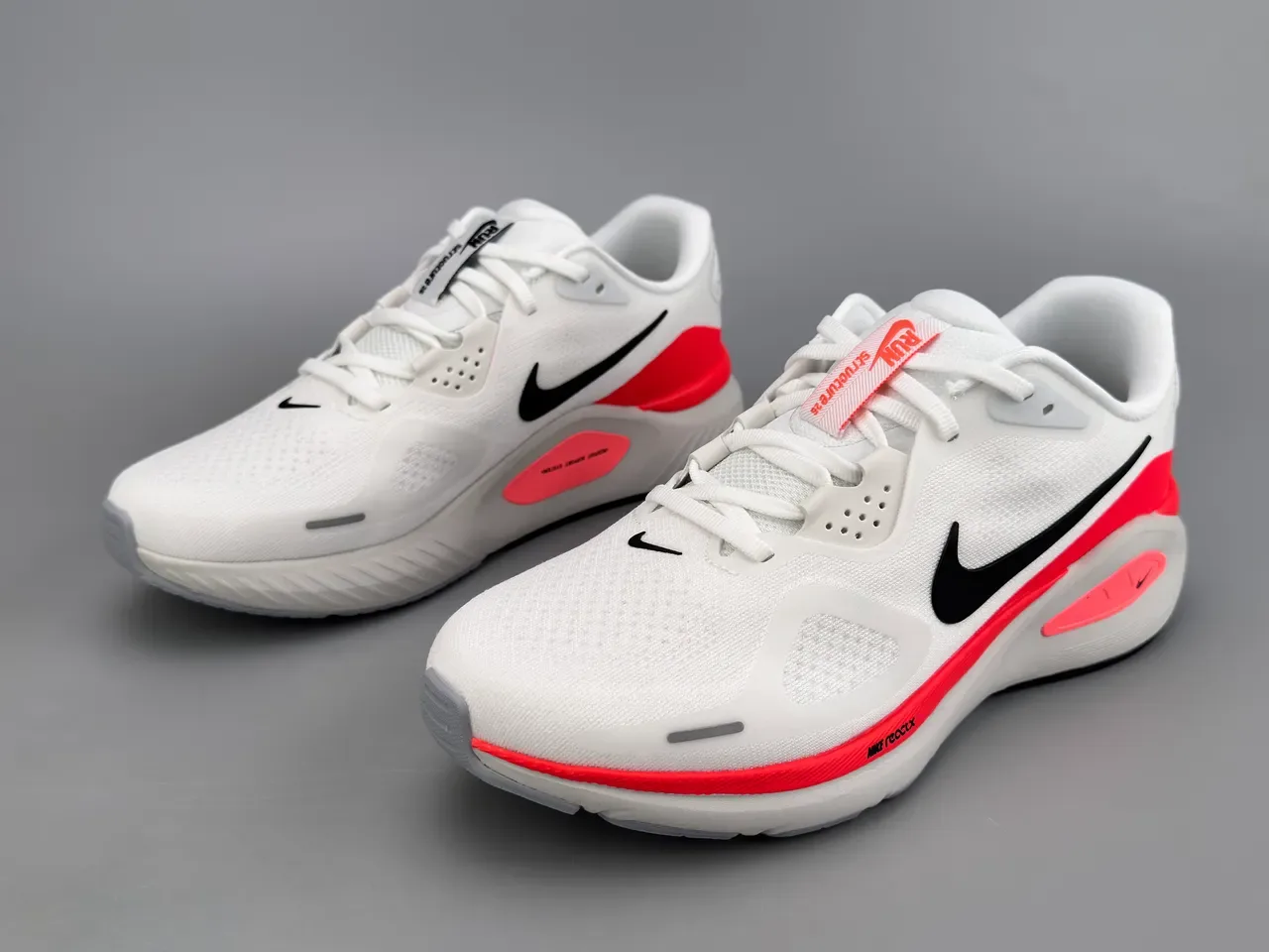 Chaussures de course Nike blanc rouge avec upper en mesh ingénierie Reactx technologie de semelle intermédiaire 9