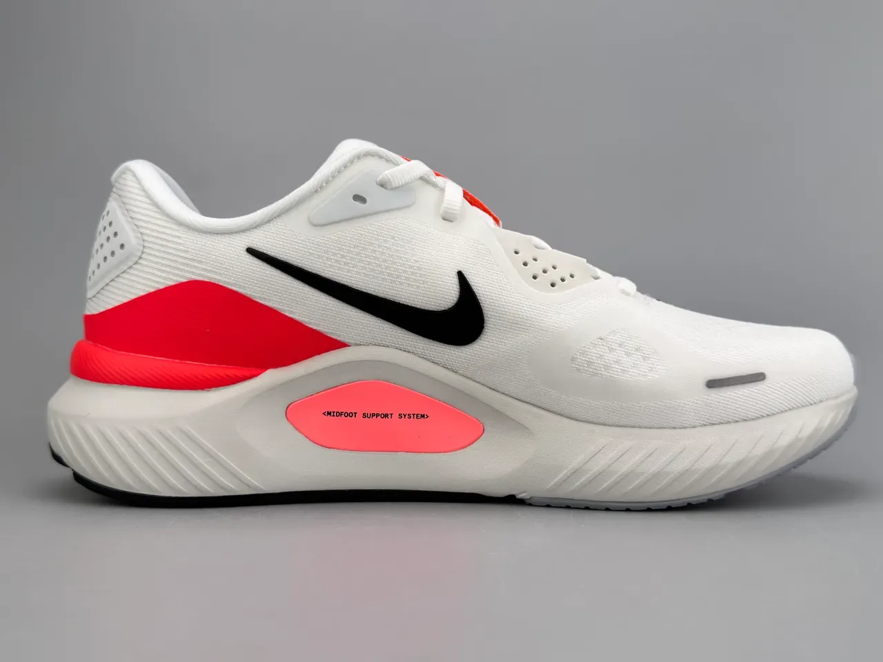 Chaussures de course Nike blanc rouge avec upper en mesh ingénierie Reactx technologie de semelle intermédiaire 10