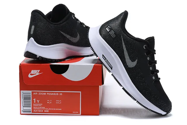 Nike White Red Low-Top Lace-Up Engineered Mesh Upper Running Shoes 22
