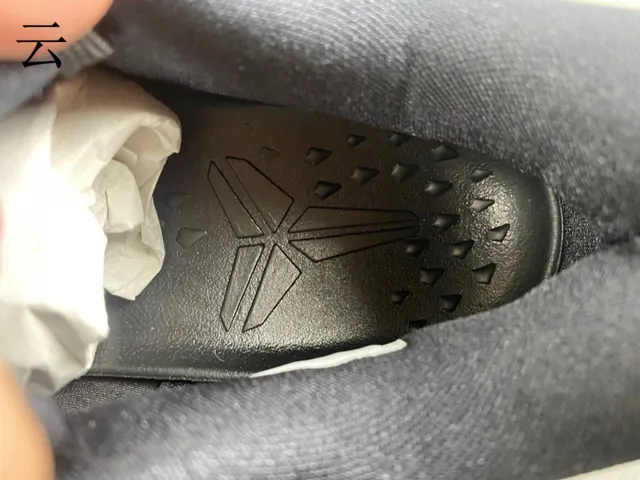 耐克 Zoom Kobe VIII 黑金篮球鞋 6
