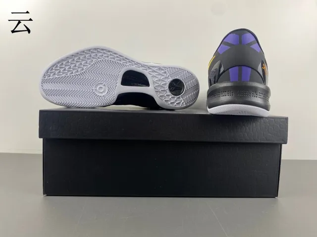 耐克 Zoom Kobe VIII 黑金篮球鞋 15
