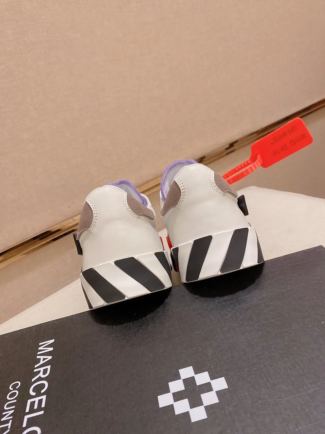 Off-White Black Low-Top Platform Sole Lifestyle Sneakers 3