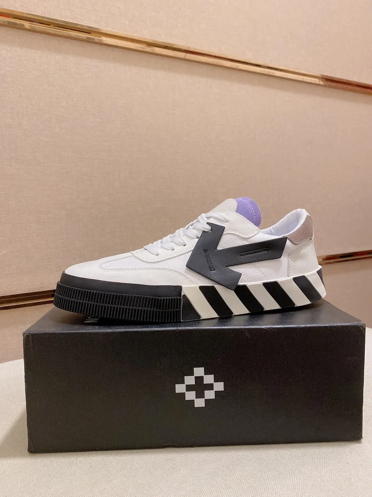 Off-White Black Low-Top Platform Sole Lifestyle Sneakers 9