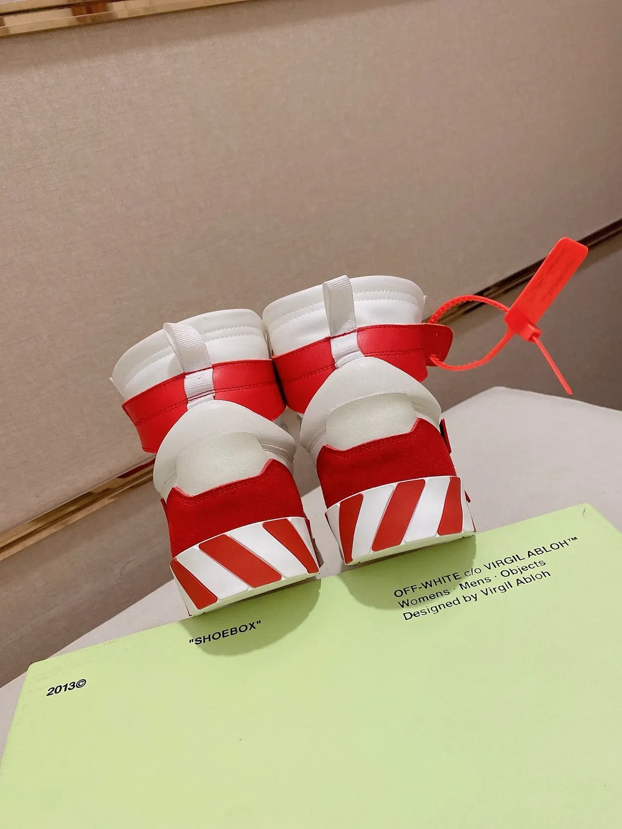 Off-White लाल हाई टॉप इंडस्ट्रियल स्ट्रैप लाइफस्टाइल स्नीकर 3