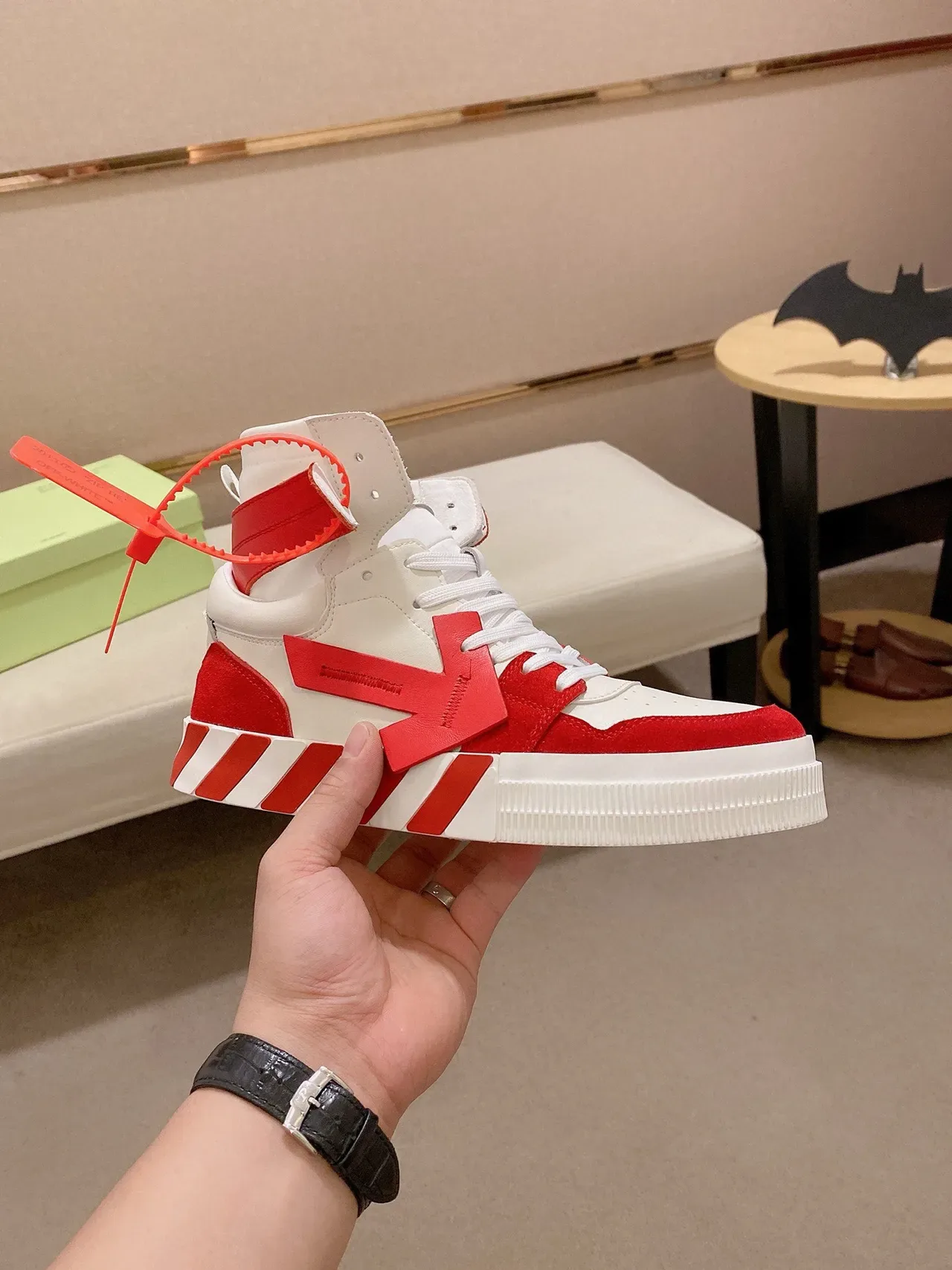 Off-White लाल हाई टॉप इंडस्ट्रियल स्ट्रैप लाइफस्टाइल स्नीकर 4