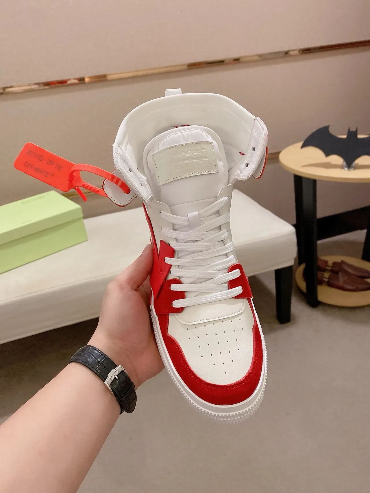 Off-White लाल हाई टॉप इंडस्ट्रियल स्ट्रैप लाइफस्टाइल स्नीकर 5