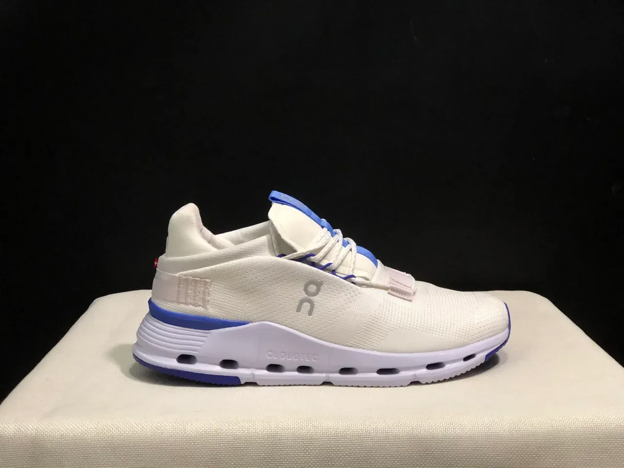 On Cloudmonster Off-White এবং Royal Blue লাইফস্টাইল স্নিকার 6