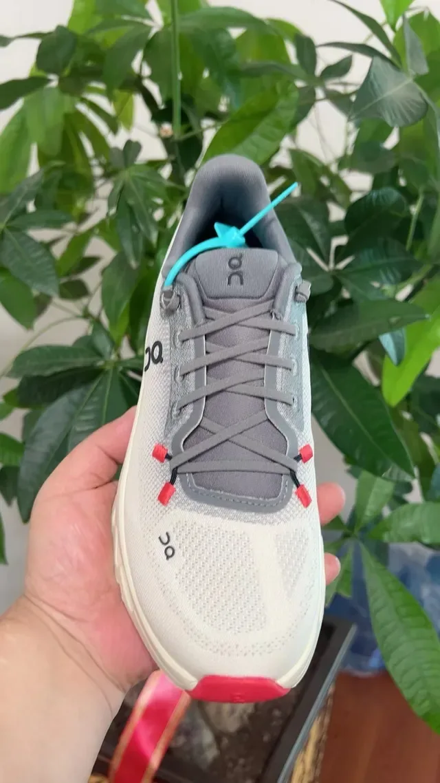 On Gris Beige Malla Engineered Superior Abierta Hexagonal CloudTec Pods Zapatillas de Running 8