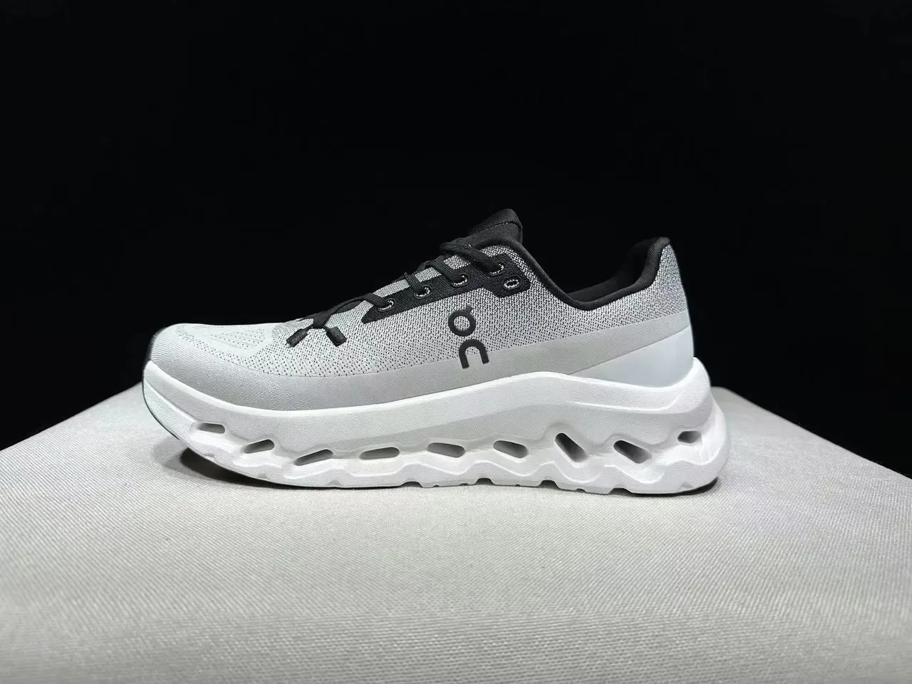 On 灰黑 工程针织鞋面 CloudTec Podded 中底 跑鞋 7