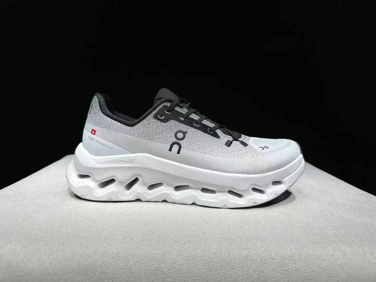On 灰黑 工程针织鞋面 CloudTec Podded 中底 跑鞋 8