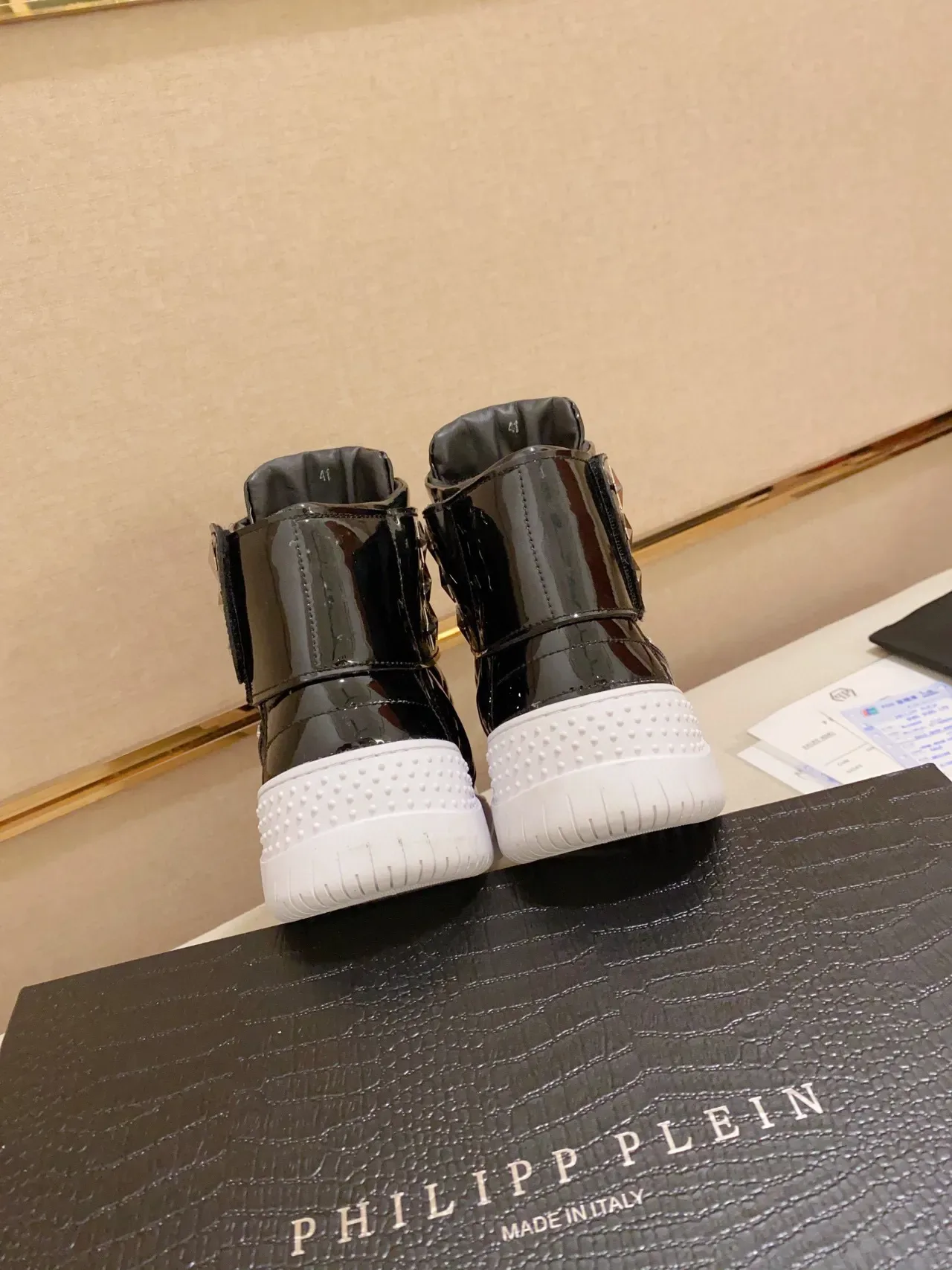 Philipp Plein Sneakers Lifestyle Noir Blanc Cuir Verni avec Clous Étoilés et Bride de Cheville 2