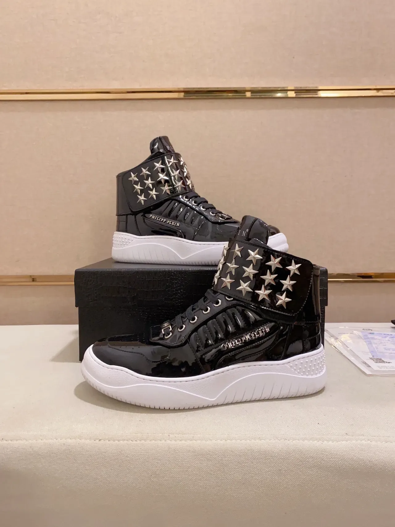 Philipp Plein Sneakers Lifestyle Noir Blanc Cuir Verni avec Clous Étoilés et Bride de Cheville 3