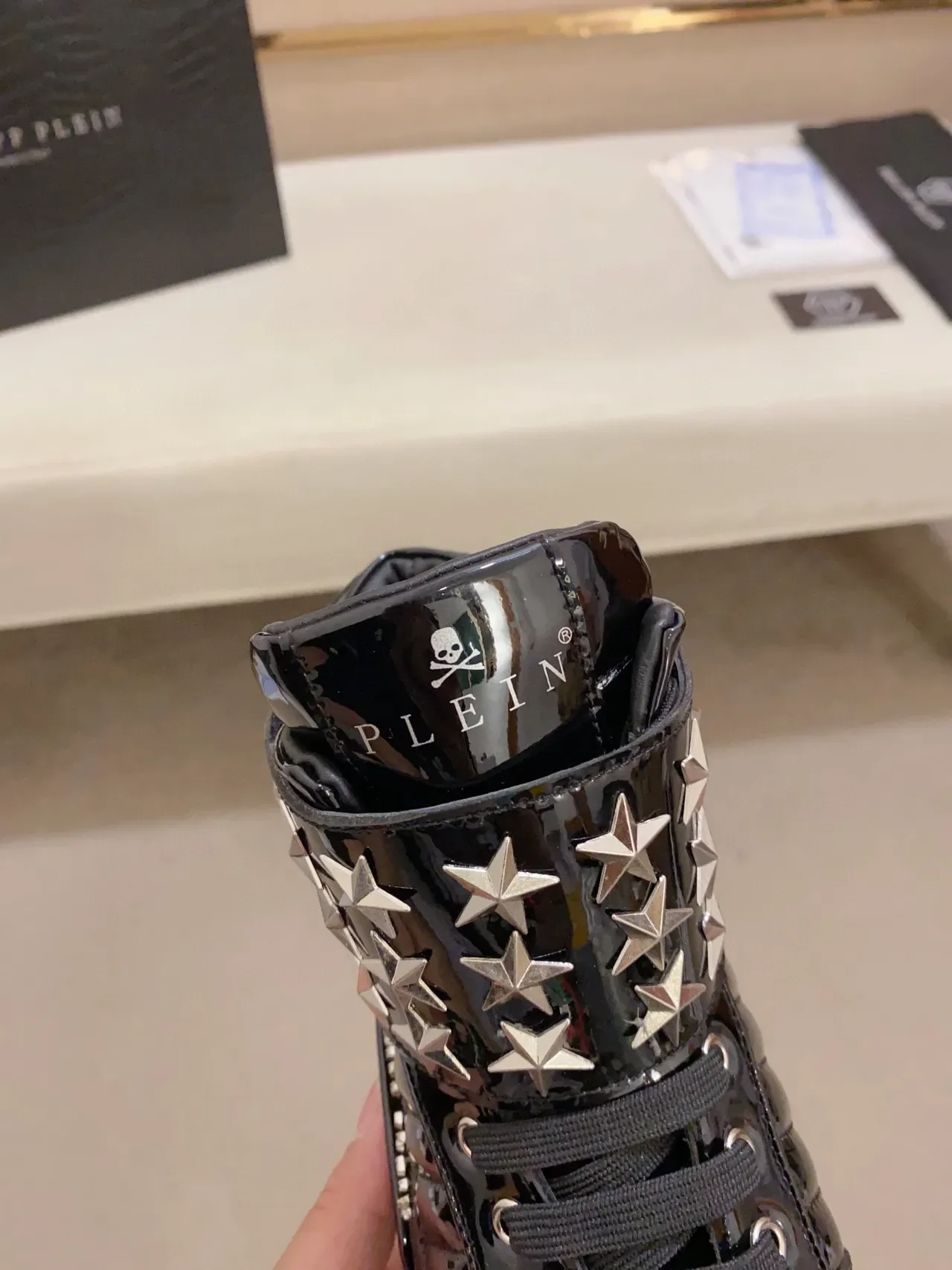 Philipp Plein Sneakers Lifestyle Noir Blanc Cuir Verni avec Clous Étoilés et Bride de Cheville 4