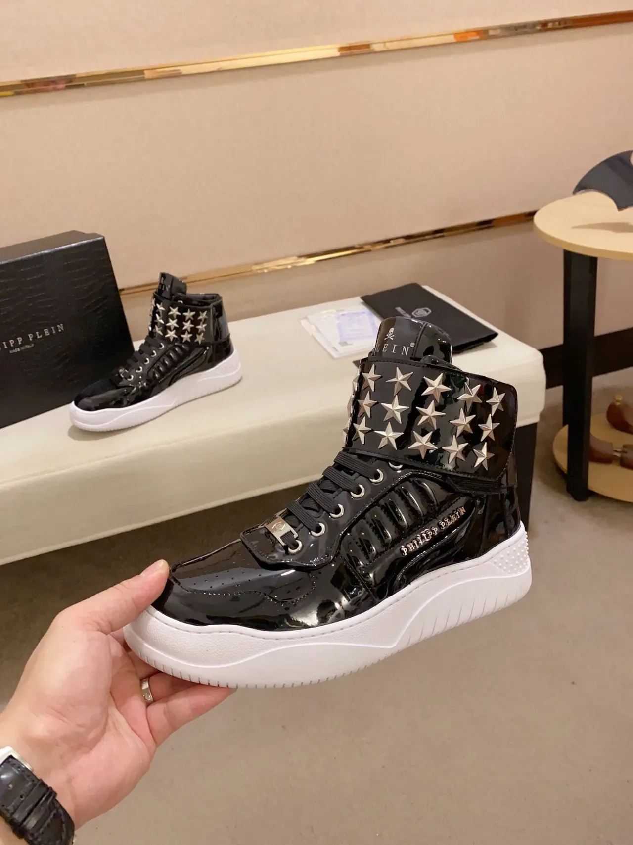 Philipp Plein Sneakers Lifestyle Noir Blanc Cuir Verni avec Clous Étoilés et Bride de Cheville 5
