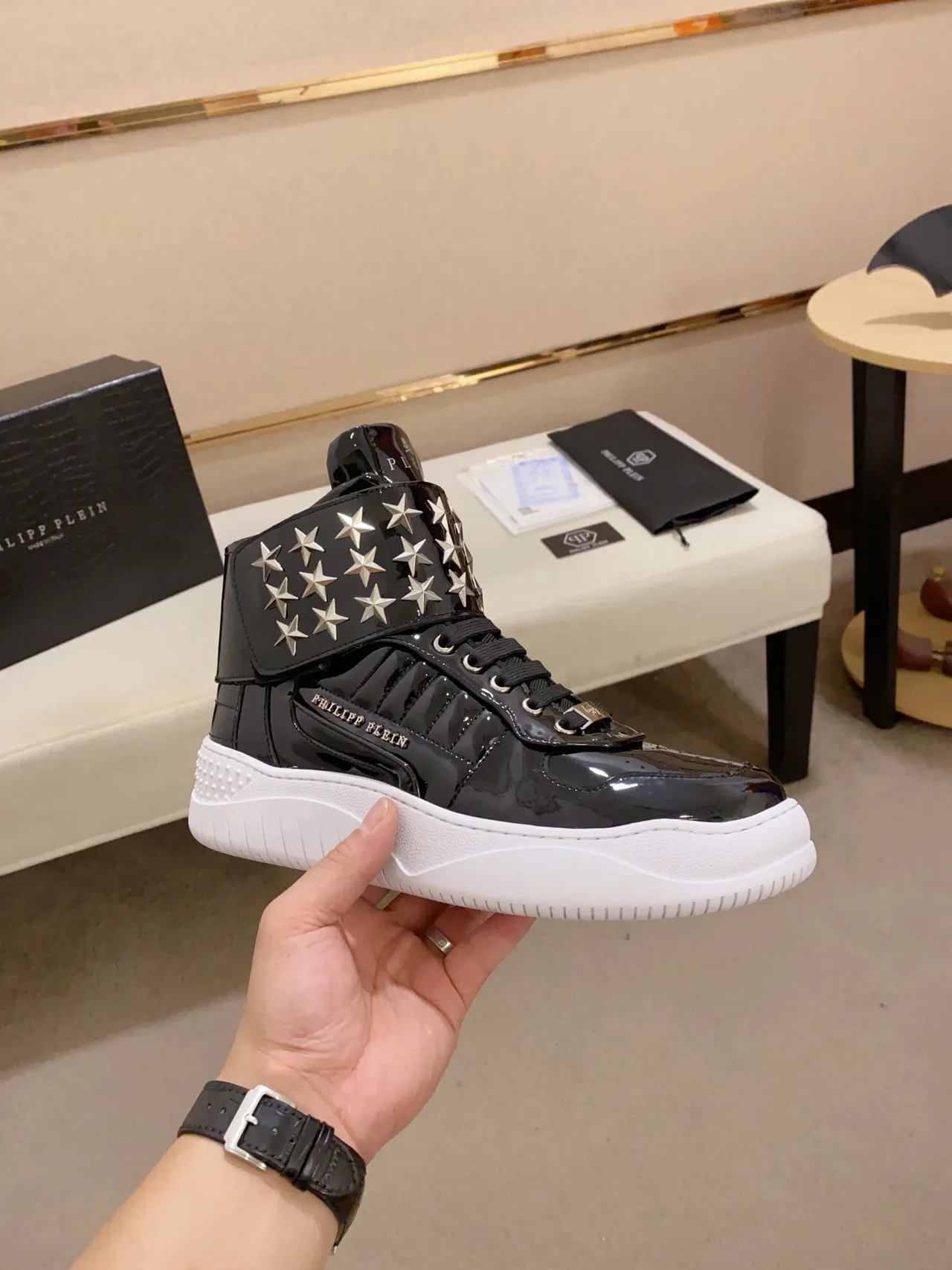 Philipp Plein Sneakers Lifestyle Noir Blanc Cuir Verni avec Clous Étoilés et Bride de Cheville 6