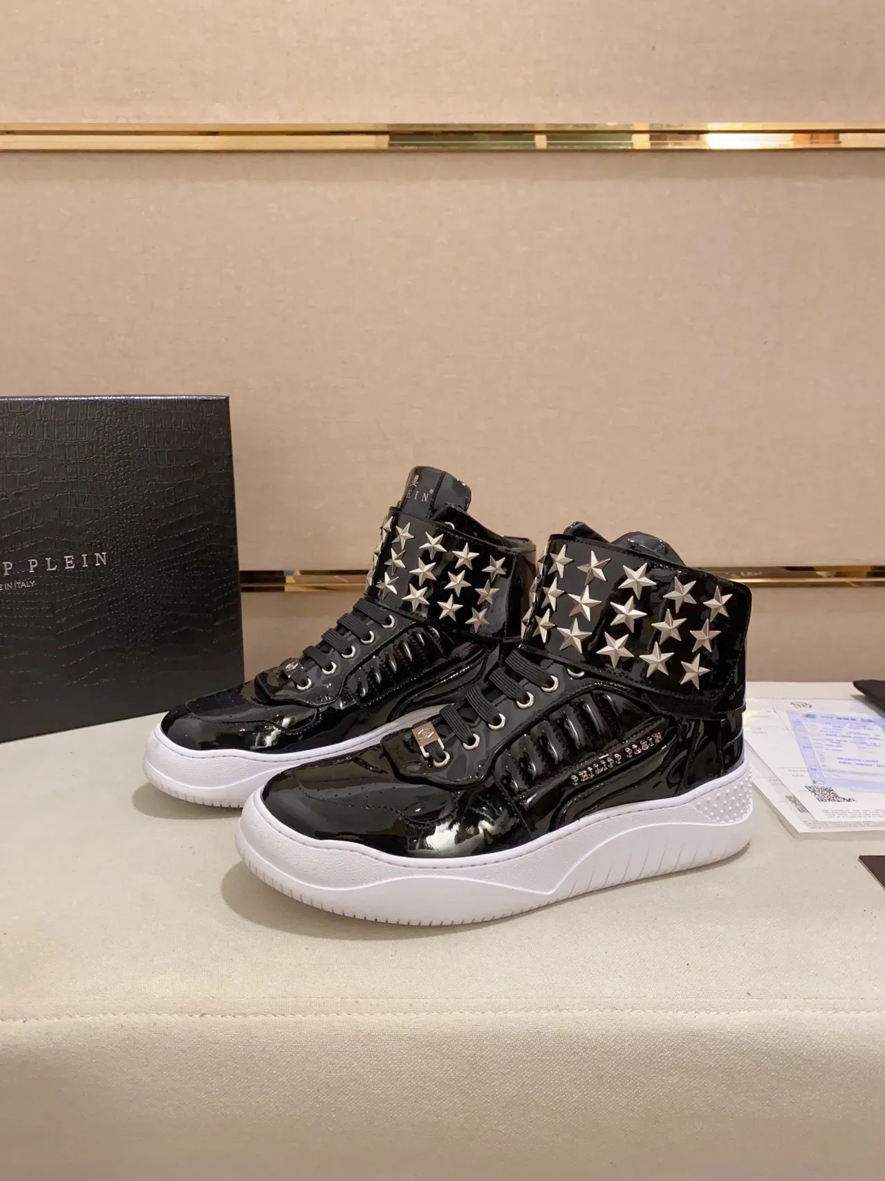Philipp Plein Sneakers Lifestyle Noir Blanc Cuir Verni avec Clous Étoilés et Bride de Cheville 7