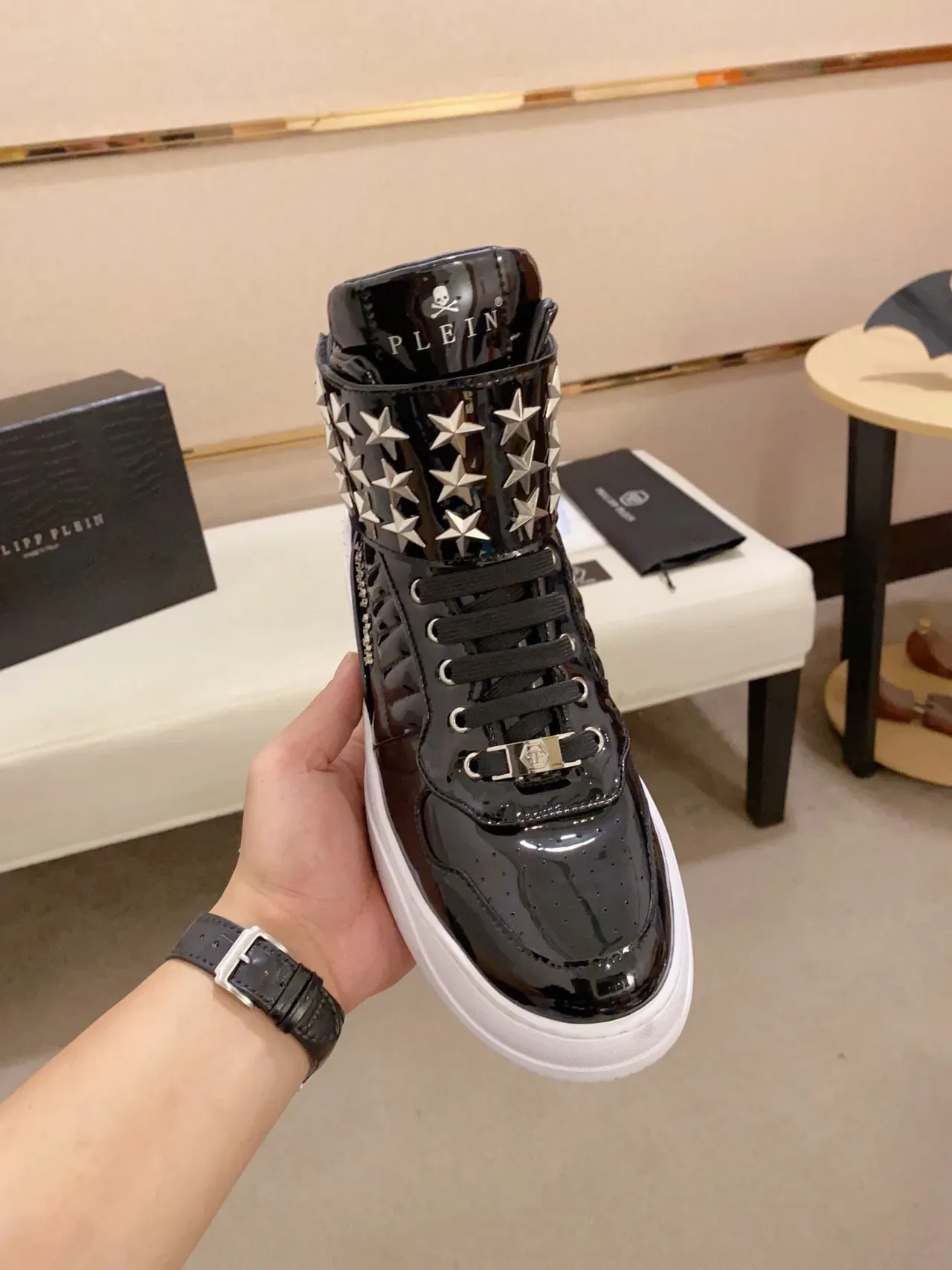 Philipp Plein Sneakers Lifestyle Noir Blanc Cuir Verni avec Clous Étoilés et Bride de Cheville 8