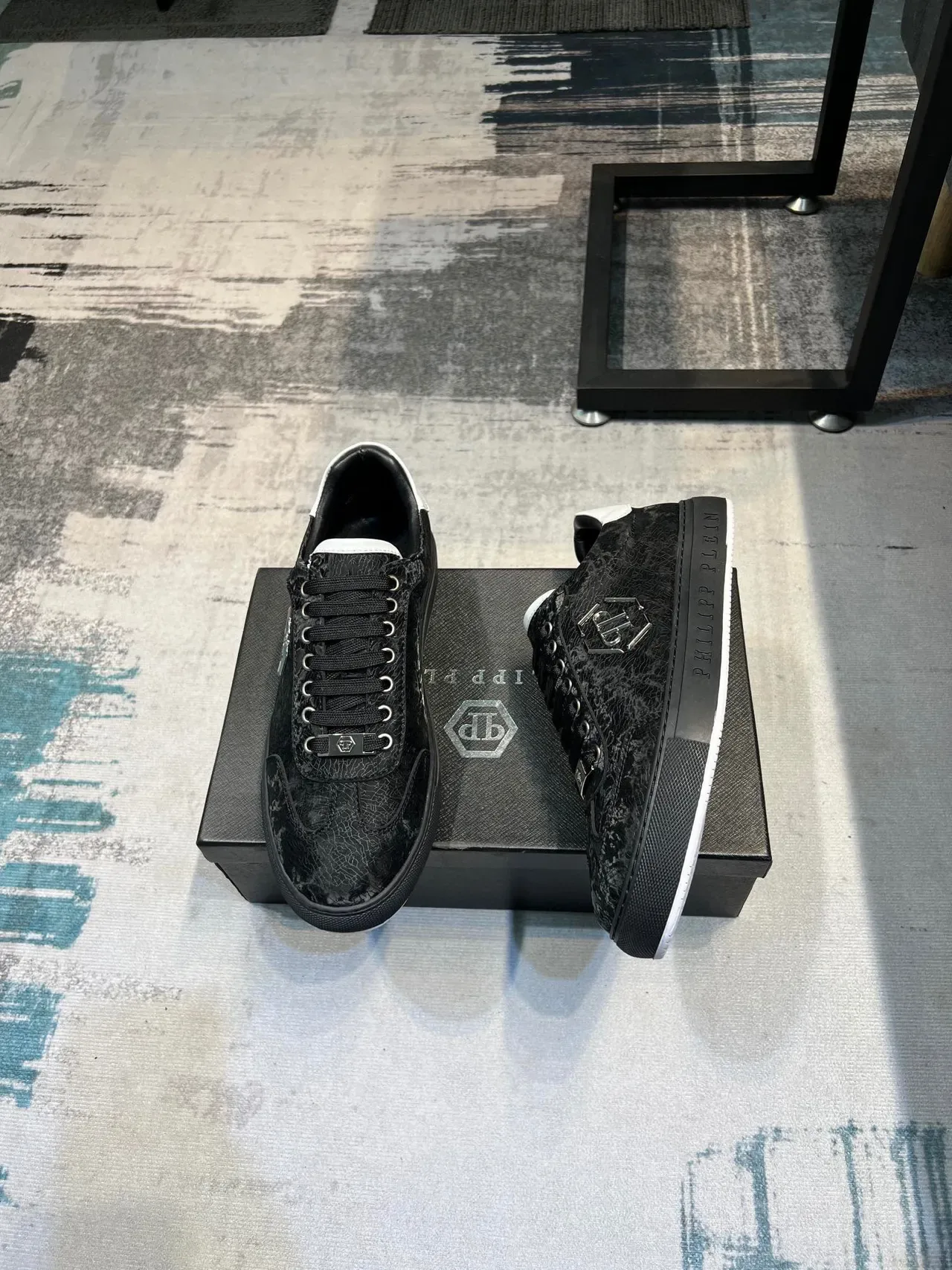 Philipp Plein কালো সাদা টেক্সচার্ড লেদার উপর হেক্সাগোনাল মেটালিক লোগো লাইফস্টাইল স্নিকার 2