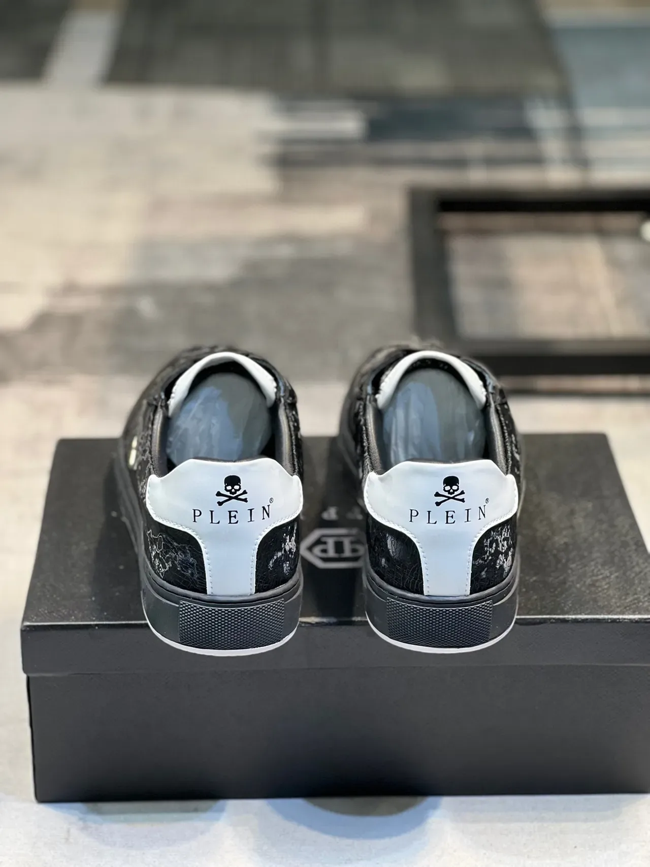 Philipp Plein কালো সাদা টেক্সচার্ড লেদার উপর হেক্সাগোনাল মেটালিক লোগো লাইফস্টাইল স্নিকার 3