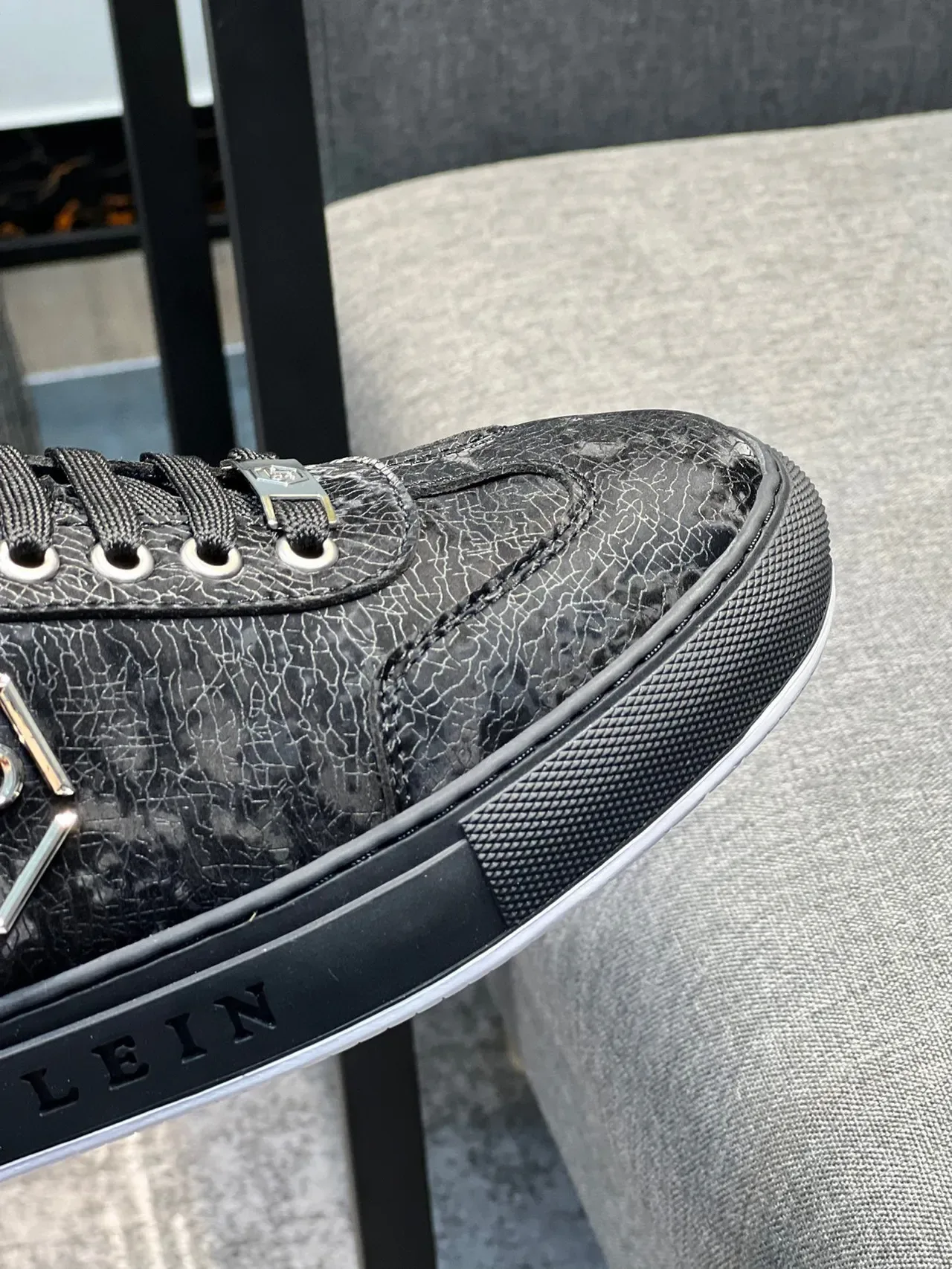 Philipp Plein কালো সাদা টেক্সচার্ড লেদার উপর হেক্সাগোনাল মেটালিক লোগো লাইফস্টাইল স্নিকার 4