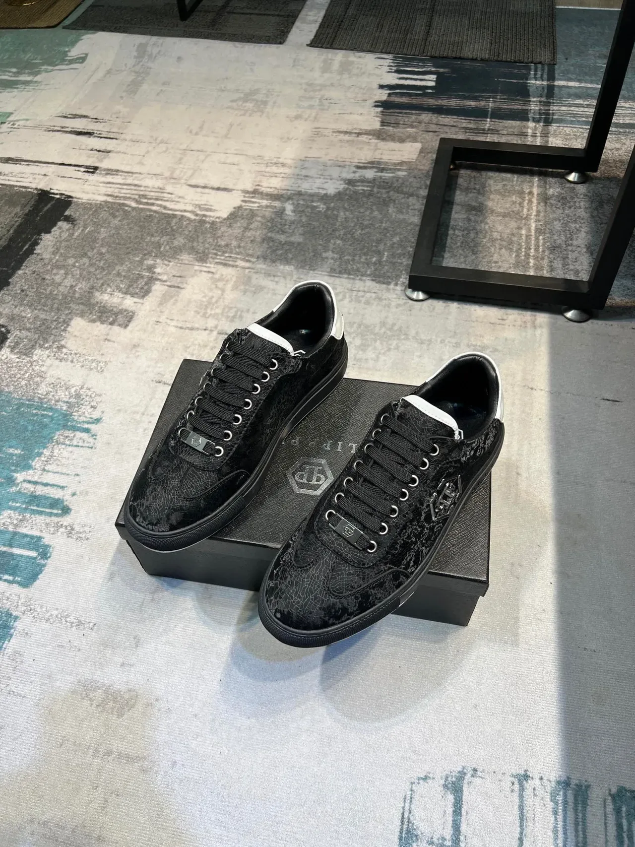 Philipp Plein কালো সাদা টেক্সচার্ড লেদার উপর হেক্সাগোনাল মেটালিক লোগো লাইফস্টাইল স্নিকার 5