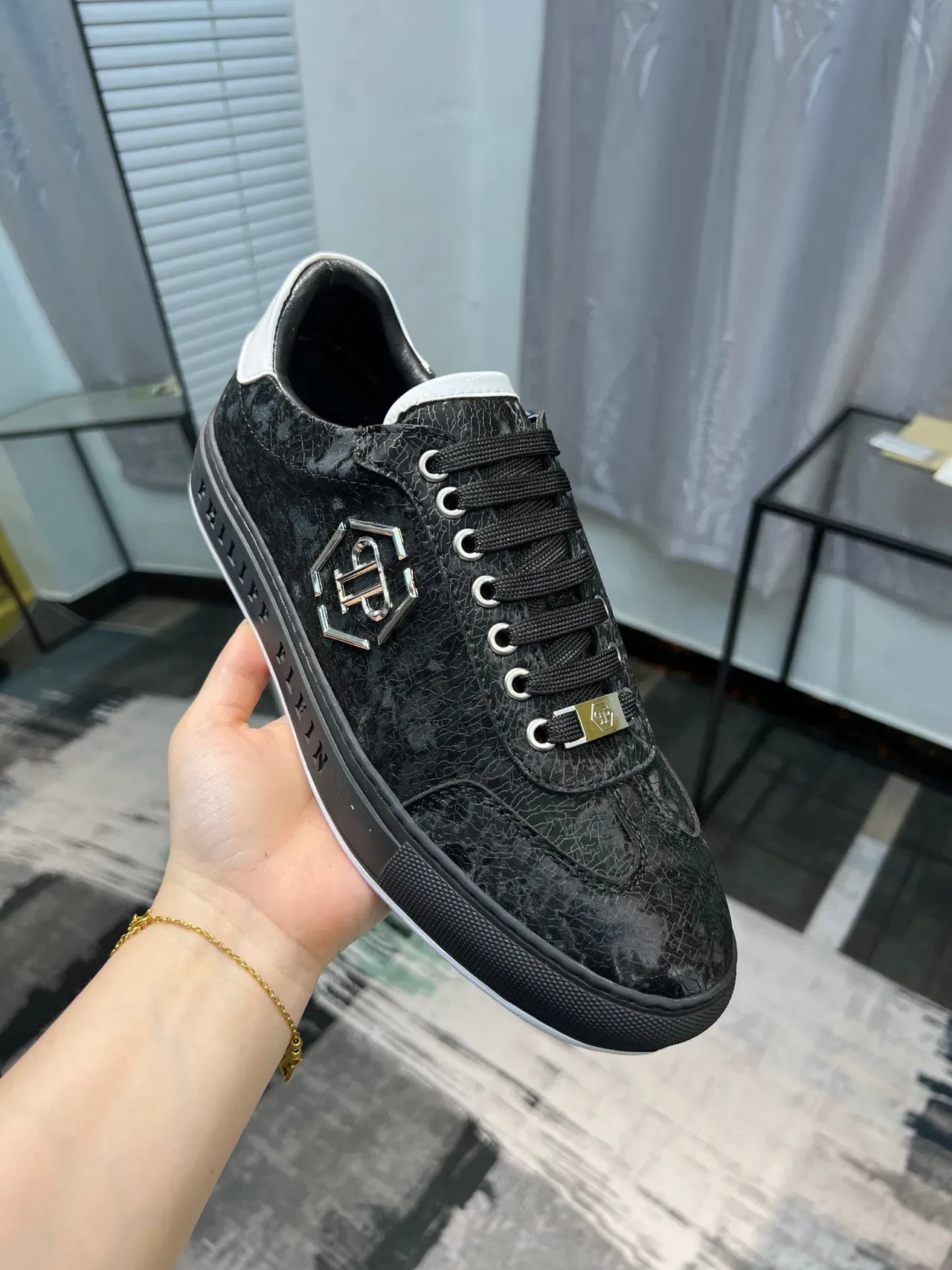 Philipp Plein কালো সাদা টেক্সচার্ড লেদার উপর হেক্সাগোনাল মেটালিক লোগো লাইফস্টাইল স্নিকার 6