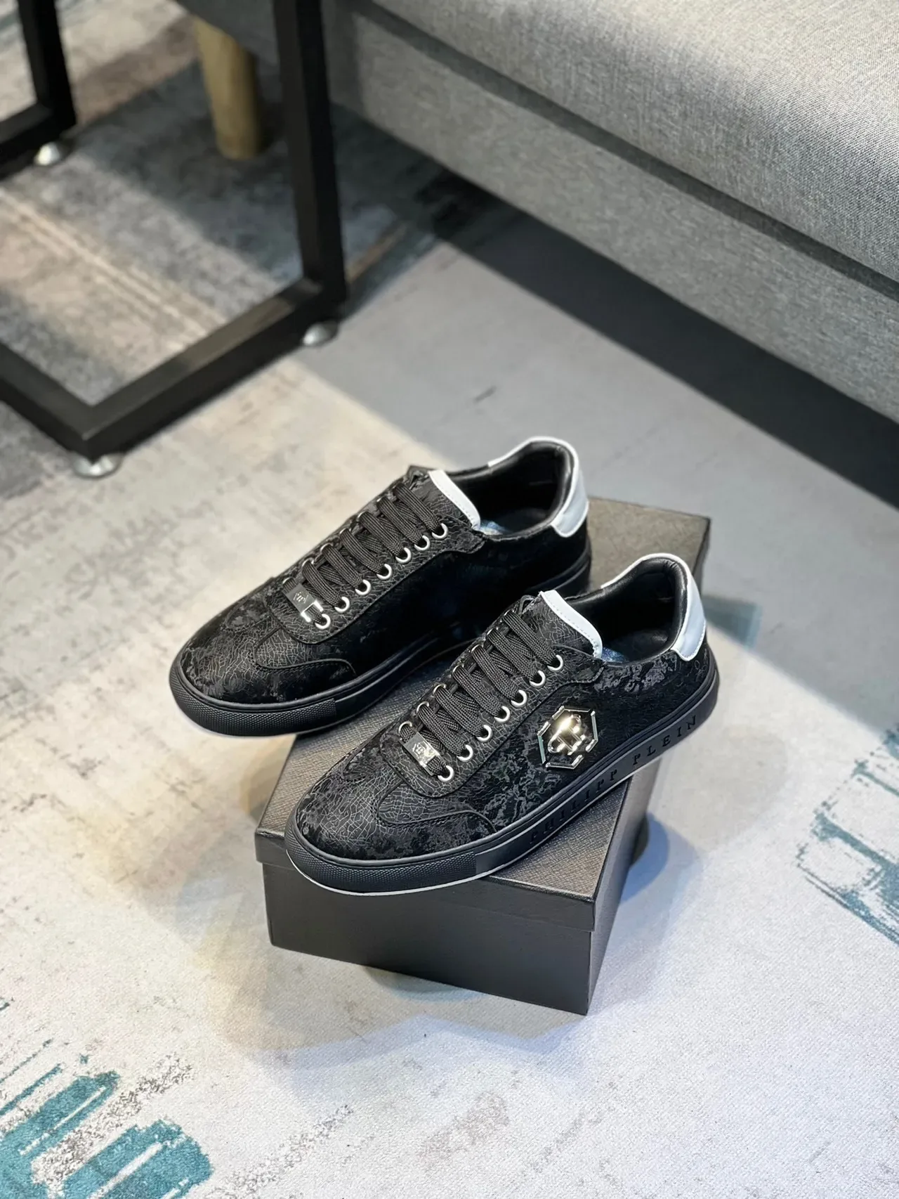 Philipp Plein কালো সাদা টেক্সচার্ড লেদার উপর হেক্সাগোনাল মেটালিক লোগো লাইফস্টাইল স্নিকার 7