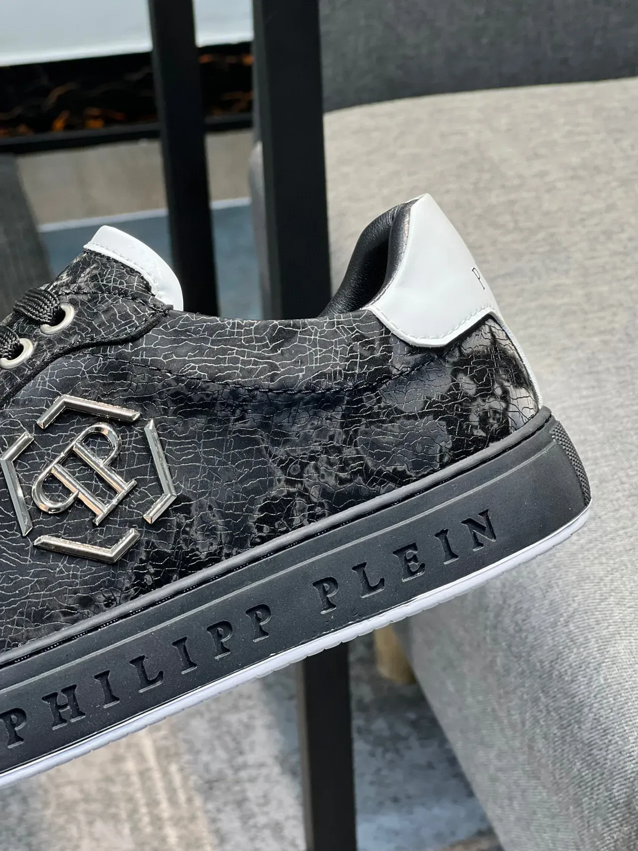 Philipp Plein কালো সাদা টেক্সচার্ড লেদার উপর হেক্সাগোনাল মেটালিক লোগো লাইফস্টাইল স্নিকার 8