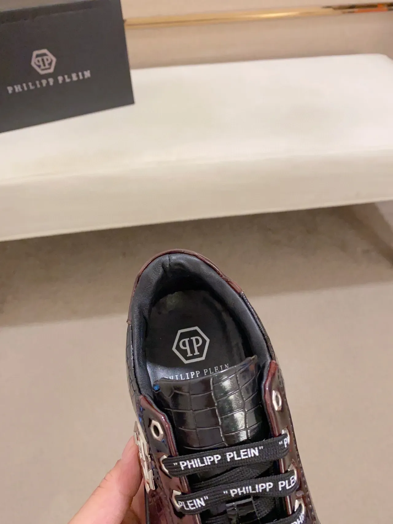 Philipp Plein काला क्रॉक एम्बॉस्ड पेंटेंट लेदर लाइफस्टाइल स्नीकर 6