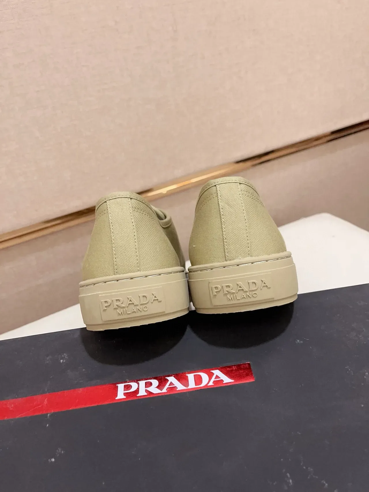 Prada 米色帆布鞋 三角标志补丁生活方式运动鞋 3