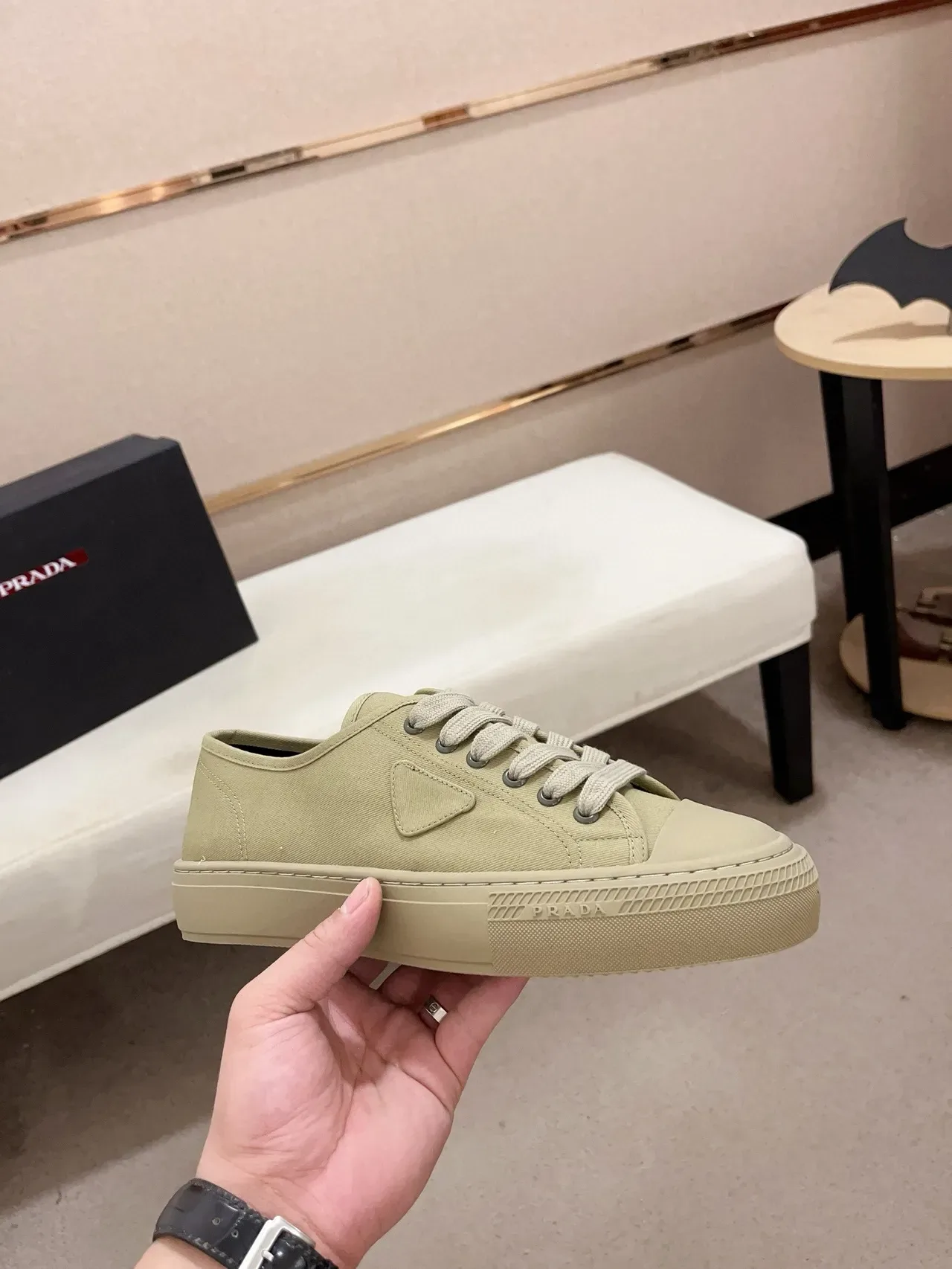 Prada 米色帆布鞋 三角标志补丁生活方式运动鞋 4