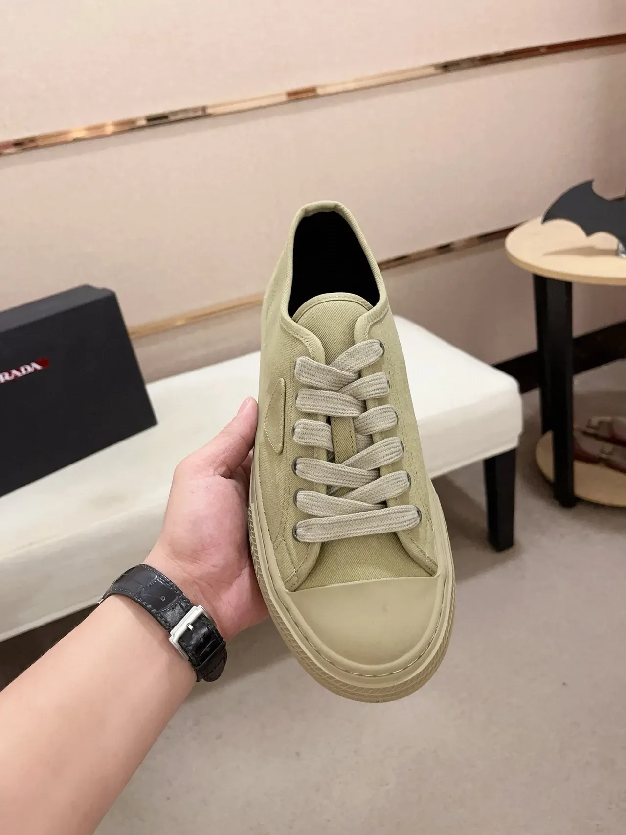 Prada 米色帆布鞋 三角标志补丁生活方式运动鞋 5