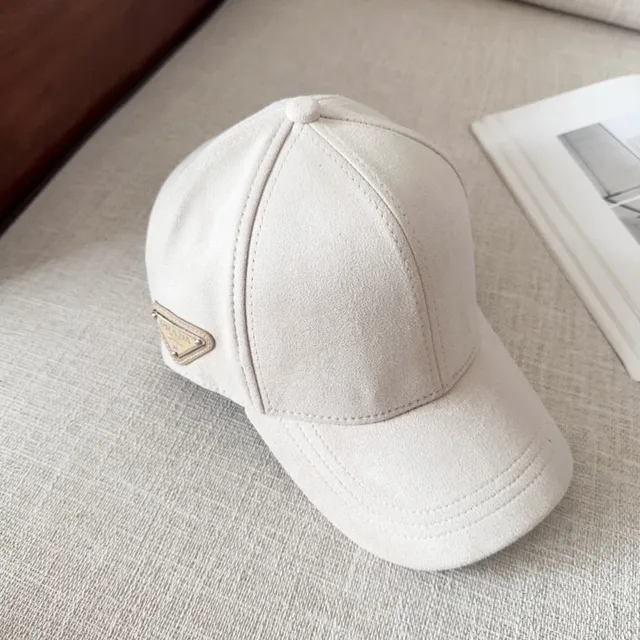 Prada Casquette de baseball à six panneaux structurée effet suédé noir marron 4