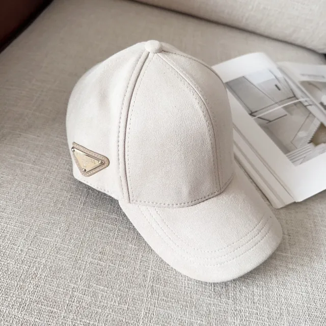 Prada Casquette de baseball à six panneaux structurée effet suédé noir marron 9