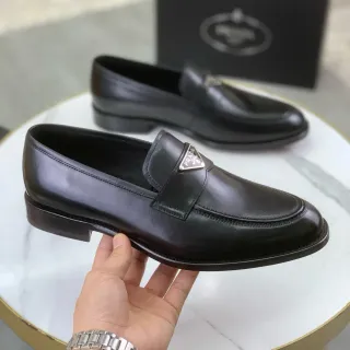 Prada Mocasín Negro Cuero Liso Placa Logo Triángulo
