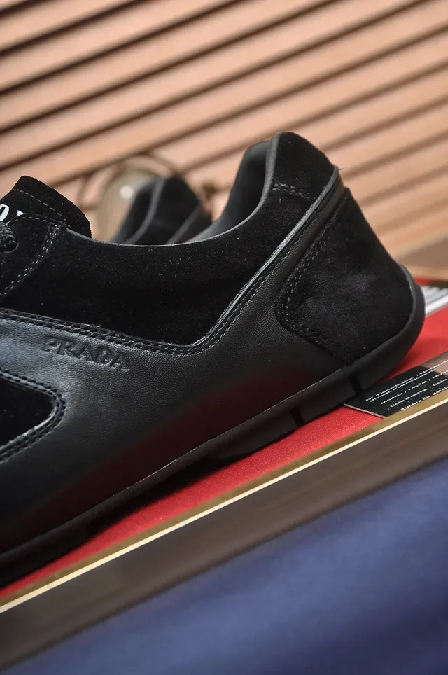 Prada 黑色麂皮拼接皮革生活方式运动鞋 2