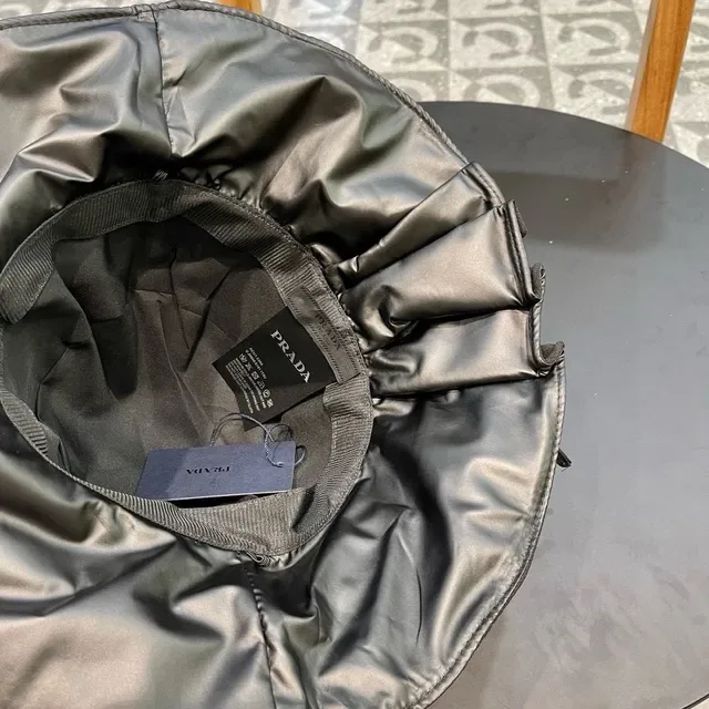 Prada Chapéu Bucket Preto Tecido Texturizado Amassado Coroa Estruturada 9