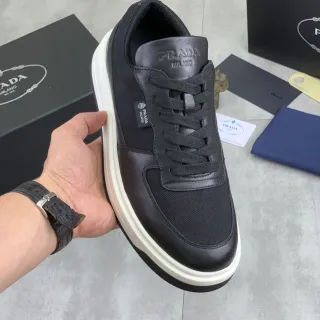 Prada Chaussures lifestyle en cuir et textile mélangé avec semelle plateforme noir et blanc