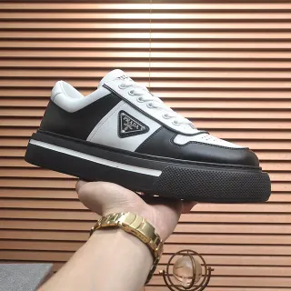 Prada sneakers lifestyle cuir noir blanc bicolore plaque logo triangulaire