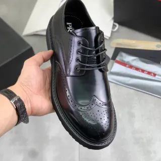 Prada Brogue de couro polido asa negra