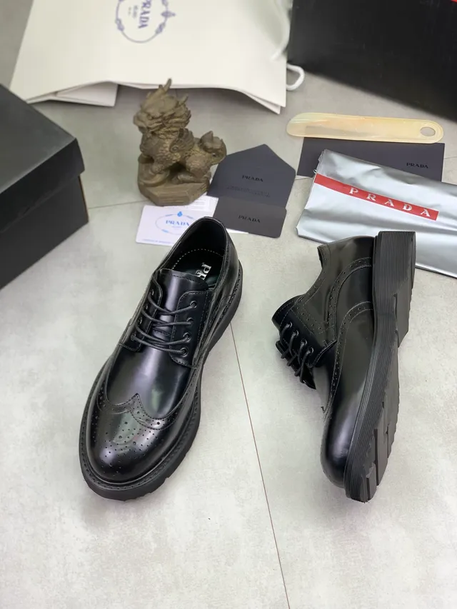 Prada काला विंगटिप पॉलिश्ड लेदर ब्रोग 5