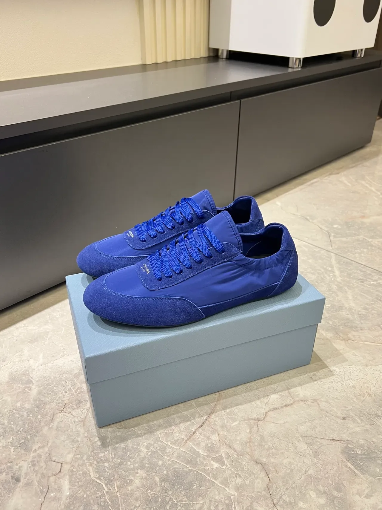 Prada Sneakers Lifestyle Bleu Monocromatique en Nylon et Suede 4