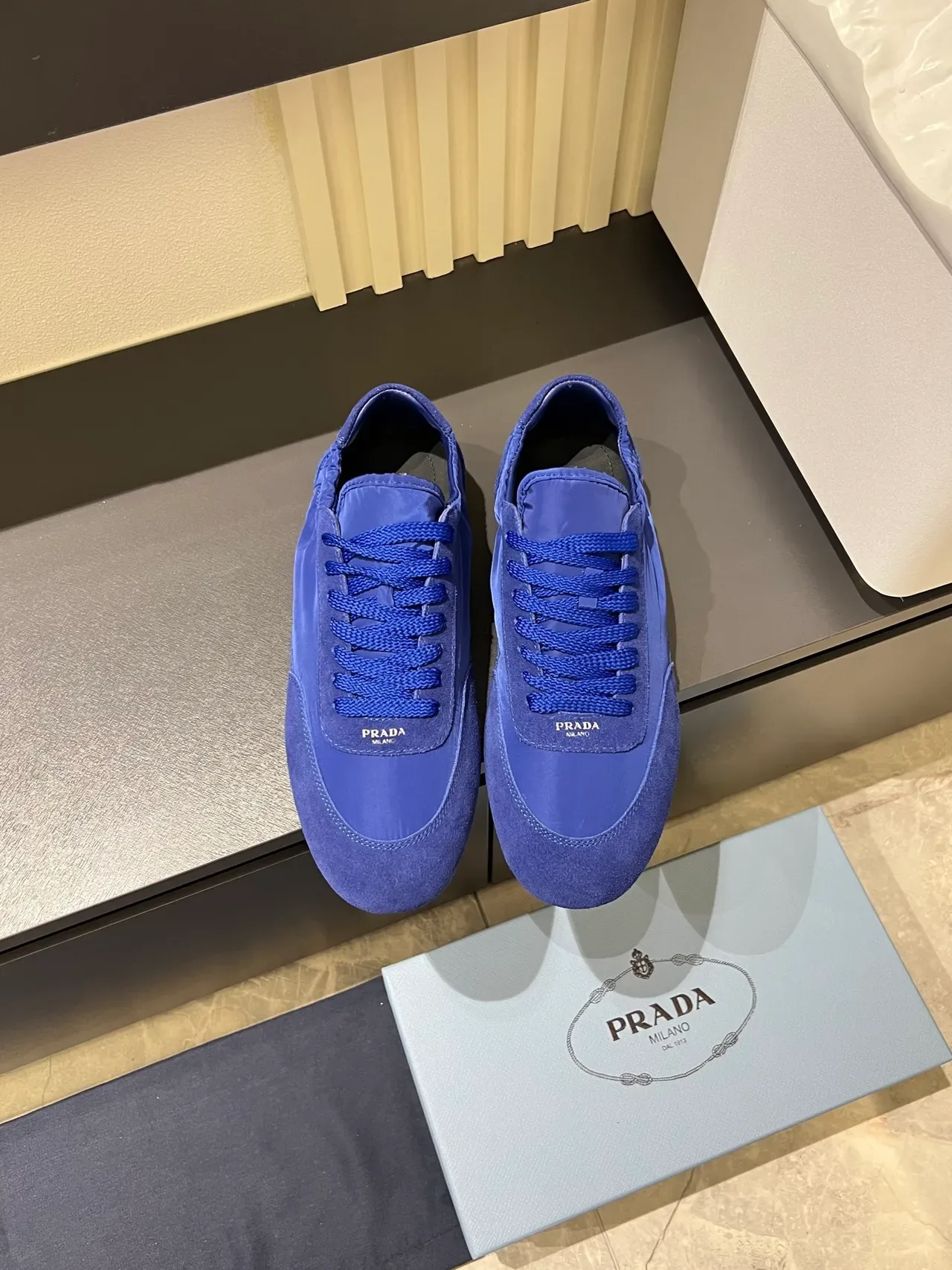 Prada Sneakers Lifestyle Bleu Monocromatique en Nylon et Suede 5