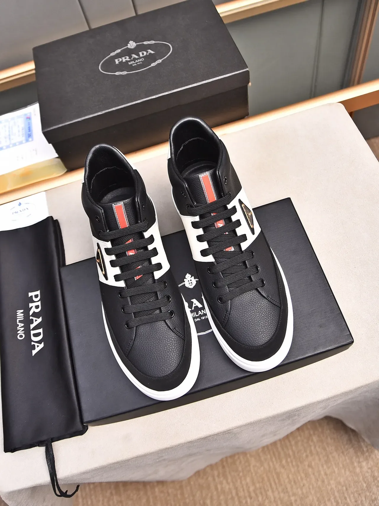 Prada Cloudbust Black and White tênis lifestyle de cano alto 4
